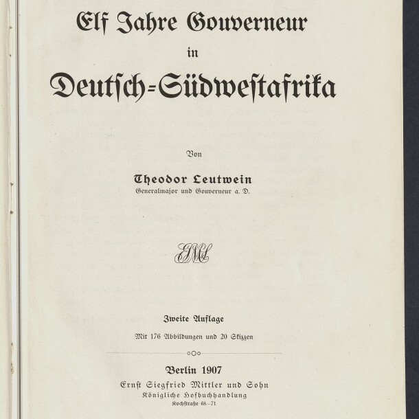 Titelblatt in Frakturschrift mit dem Titel »Elf Jahre Gouverneur in Deutsch‑Südwestafrika«, darunter Autor Theodor Leutwein, Verlagsangabe Berlin 1907 (Ernst Siegfried Mittler und Sohn) und ein Stempel des Internationalen Maritimen Museums Hamburg in der unteren Ecke.