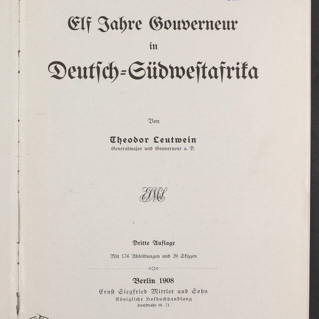 Titelblatt eines Buches in Frakturschrift: „Elf Jahre Gouverneur in Deutsch-Südwestafrika“ von Theodor Leutwein, Dritte Auflage, Berlin 1908, mit handschriftlicher Notiz und blauem Stempel „Dr. med. Wilh. Gertz Facharzt für Röntgenologie“ oben rechts und dem Logo des Internationalen Maritimen Museums Hamburg unten links.