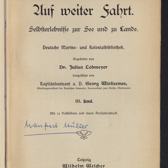 Titelblatt eines alten Buchs mit dem großen Titel 'Auf weiter Fahrt. Selbsterlebnisse zur See und zu Lande', gedruckten Herausgeberangaben (Dr. Julius Lohmeyer, Kapitänleutnant Georg Wislicenus), handschriftlichen Notizen und Unterschriften oben und in der Mitte, Verlagsangabe 'Leipzig Wilhelm Teicher 1904' und Museumsstempel des Internationalen Maritimen Museums Hamburg unten links.