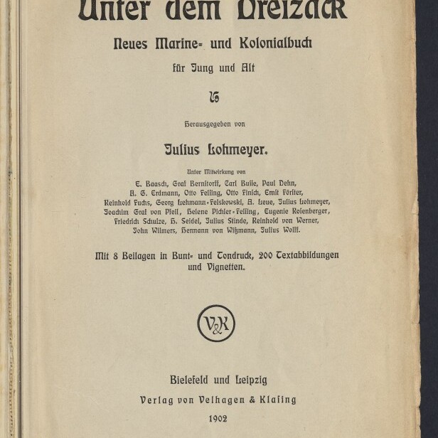 Titelblatt des Buches ‚Unter dem Dreizack. Neues Marine- und Kolonialbuch für Jung und Alt‘, herausgegeben von Julius Lohmeyer, mit Verlagsangabe Velhagen & Klasing, Erscheinungsjahr 1902 und Stempel des Internationalen Maritimen Museums Hamburg.