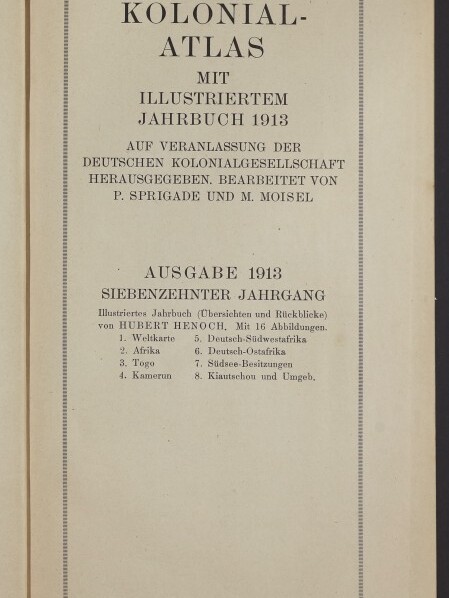 Titelblatt eines Buches mit der Überschrift „Deutscher Kolonial-Atlas – Mit illustriertem Jahrbuch 1913“, gedruckten Angaben zu Herausgebern, Inhaltspunkten und Ausgabejahr in einem gepunkteten Rahmen sowie einem Rundstempel des Internationalen Maritimen Museums Hamburg.