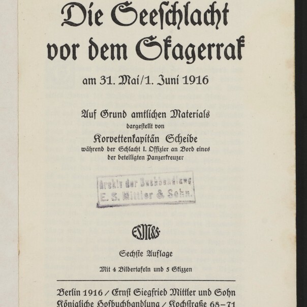 Titelblatt eines deutschen Buches in Frakturschrift mit der Überschrift „Die Seeschlacht vor dem Skagerrak am 31. Mai/1. Juni 1916“, Angaben zum Verfasser Korvettenkapitän Scheibe, Verlagsangaben Berlin 1916 sowie Stempel und Logo des Internationalen Maritimen Museums Hamburg.