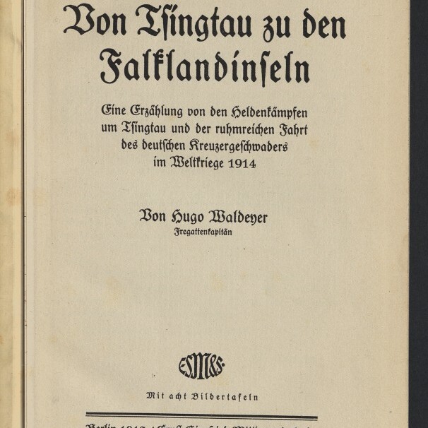Titelblatt eines Buches mit großem Frakturtitel „Von Tsingtau zu den Falklandinseln“, kleingedrucktem Untertitel über die Kämpfe um Tsingtau und die Fahrt des deutschen Kreuzergeschwaders 1914, Autorenzeile „Von Hugo Waldeyer“, Verlagsangaben Berlin 1917 und Verlagslogo sowie Stempel „Maritimes Museum Hamburg“ unten links.