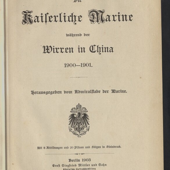 Titelblatt einer deutschen Publikation „Die Kaiserliche Marine während der Wirren in China 1900–1901“ mit Frakturschrift, kaiserlichem Adlerwappen in der Mitte, Verlagsangaben Berlin 1903 und Stempel des Internationalen Maritimen Museums Hamburg.