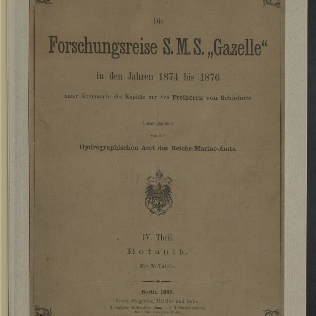 Titelblatt eines vergilbten Buches mit dem großen Schriftzug „Die Forschungsreise S.M.S. ‚Gazelle‘ in den Jahren 1874 bis 1876“, schlichter Zierrahmung, preußischem Reichsadler in der Mitte und Museumsstempel des Internationalen Maritimen Museums Hamburg unten links.