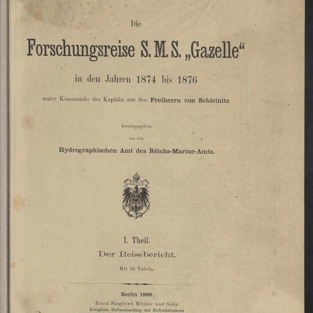 Titelblatt der Publikation „Die Forschungsreise S.M.S. ‚Gazelle‘ in den Jahren 1874 bis 1876“ mit Reichsadler-Wappen, Nennung des Kommandanten Freiherrn von Schleinitz, Herausgeber Hydrographisches Amt des Reichs-Marine-Amts, Verlagsangabe Berlin 1889 und Stempel des Internationalen Maritimen Museums Hamburg unten links.