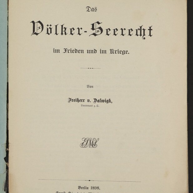 Titelblatt eines antiquarischen Buchs auf vergilbtem Papier mit schwarzer Frakturschrift: „Das Völker-Seerecht im Frieden und im Kriege“ von Freiherr v. Dalwigk, Verlagsangabe Berlin 1898 und Museumssignet des Internationalen Maritimen Museums Hamburg unten links.