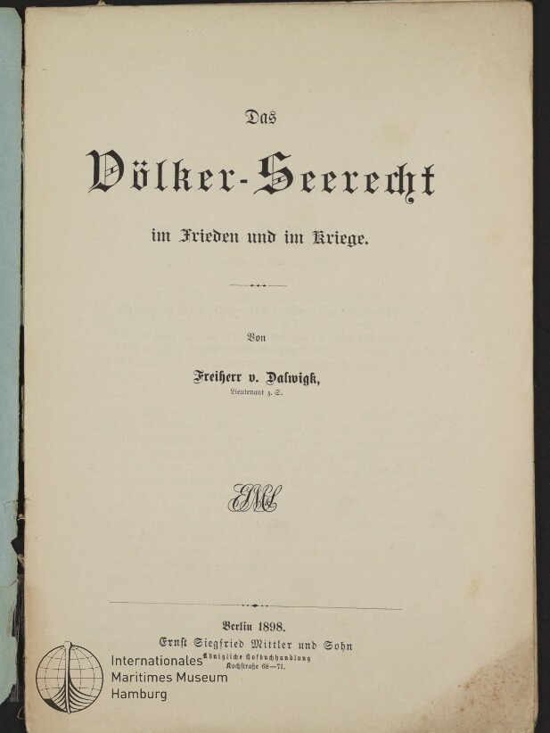 Titelblatt eines antiquarischen Buchs auf vergilbtem Papier mit schwarzer Frakturschrift: „Das Völker-Seerecht im Frieden und im Kriege“ von Freiherr v. Dalwigk, Verlagsangabe Berlin 1898 und Museumssignet des Internationalen Maritimen Museums Hamburg unten links.
