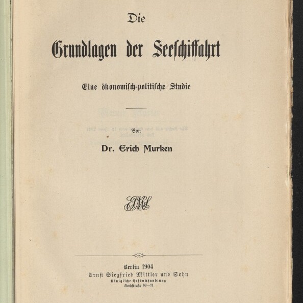 Titelblatt eines alten Buchs auf vergilbtem Papier mit schwarzer Frakturschrift ‚Die Grundlagen der Seeschiffahrt‘, Untertitel ‚Eine ökonomisch‑politische Studie‘, Autor Dr. Erich Murken, Verlagsangabe Berlin 1904 (Ernst Siegfried Mittler und Sohn) und Logo des Internationalen Maritimen Museums Hamburg.