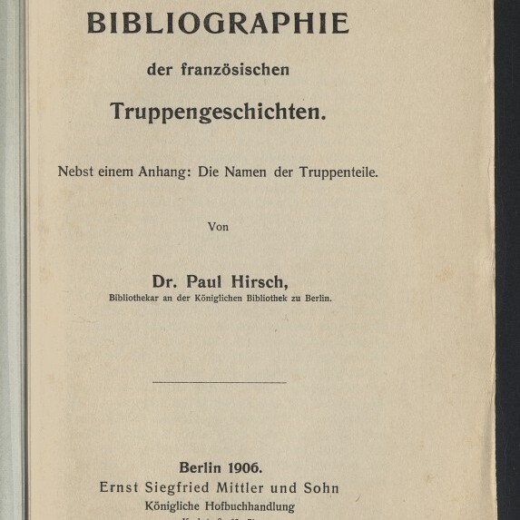 Titelblatt eines alten Buches mit großer Überschrift „BIBLIOGRAPHIE der französischen Truppengeschichten“, Nebentitel „Nebst einem Anhang: Die Namen der Truppenteile.“, Verfasserangabe Dr. Paul Hirsch, Verlagsangabe Berlin 1906 Ernst Siegfried Mittler und Sohn, Stempel „Internationales Maritimes Museum Hamburg“ und handschriftlichen Notizen oben am Rand.