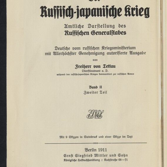 Titelblatt eines Buchs mit schwarzer gotischer Überschrift 'Der Russisch-japanische Krieg', dem Untertitel 'Amtliche Darstellung des Russischen Generalstabes', Angaben zum Herausgeber Freiherr von Lettau und Verlag Berlin 1911 sowie dem Logo des Internationalen Maritimen Museums Hamburg unten links.
