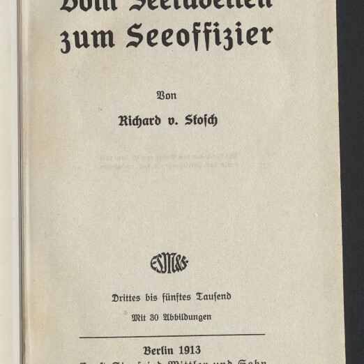 Titelblatt eines alten Buchs auf vergilbtem Papier in Frakturschrift mit der Überschrift Vom Seekadetten zum Seeoffizier, Autor Richard v. Stosch, Veröffentlichungsangabe Berlin 1913 und Museumsstempel des Internationalen Maritimen Museums Hamburg unten links.