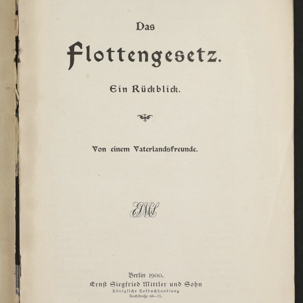 Titelblatt eines Buches mit großer Überschrift „Das Flottengesetz“, Untertitel „Ein Rückblick.“, Verfasserangabe „Von einem Vaterlandsfreunde“, handschriftlicher Nummer oben, Verlagsangabe „Berlin 1900, Ernst Siegfried Mittler und Sohn“ und Stempel/Logo des Internationalen Maritimen Museums Hamburg unten links.