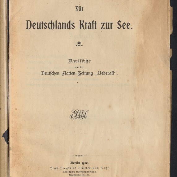 Titelblatt eines vergilbten Buches mit dem gedruckten Titel „Für Deutschlands Kraft zur See“ und dem Untertitel „Aufsätze aus der Deutschen Flotten‑Zeitung ‚Ueberall‘“, handschriftlichen Notizen oben und einem Stempel des Internationalen Maritimen Museums Hamburg unten.