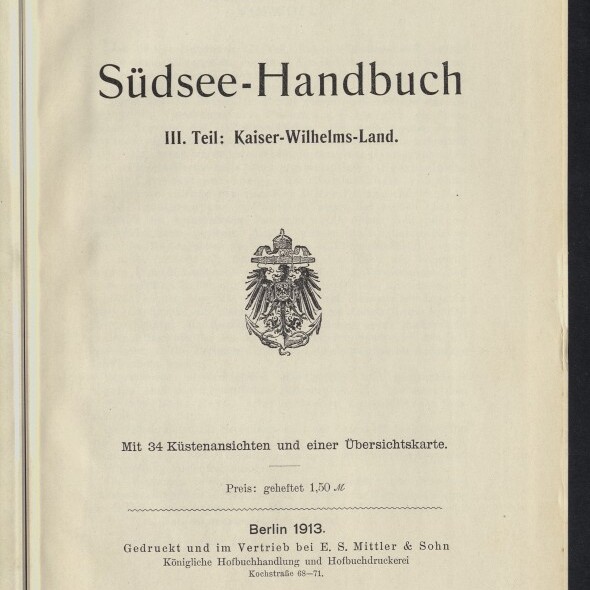 Titelseite eines Buches mit großem Titel „Südsee‑Handbuch“, oben die Beschriftung 'Reichs‑Marine‑Amt', darunter 'III. Teil: Kaiser‑Wilhelms‑Land', mittig das deutsche Reichswappen, unten die Druckangabe 'Berlin 1913' und ein Stempel/Logo des Internationalen Maritimen Museums Hamburg.