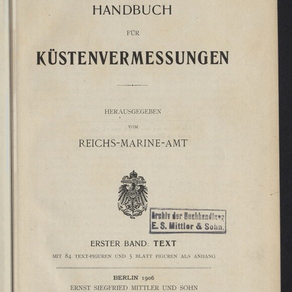 Titelblatt des Buches Handbuch für Küstenvermessungen, herausgegeben vom Reichs-Marine-Amt, mit Reichsadler-Wappen, rechteckigem Stempel Archiv der Buchhandlung E. S. Mittler & Sohn, Verlagsangaben Berlin 1906 und Logo des Internationalen Maritimen Museums Hamburg.