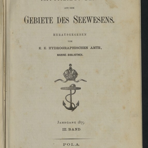 Titelseite einer alten Veröffentlichung ‚Mittheilungen aus dem Gebiete des Seewesens‘, herausgegeben vom K. k. Hydrographischen Amte, mit Krone-über-Anker-Emblem, Jahresangabe 1875, III. Band, Verlagsort Pola und Stempel des Internationalen Maritimen Museums Hamburg.