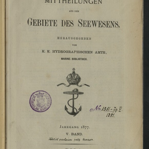 Titelseite einer historischen deutschen Publikation »Mitteilungen aus dem Gebiete des Seewesens« (Jahrgang 1877) mit großem Titel, zentralem Anker- und Kronen-Emblem, mehreren Stempeln, handschriftlichen Vermerken und Bibliotheksaufklebern.