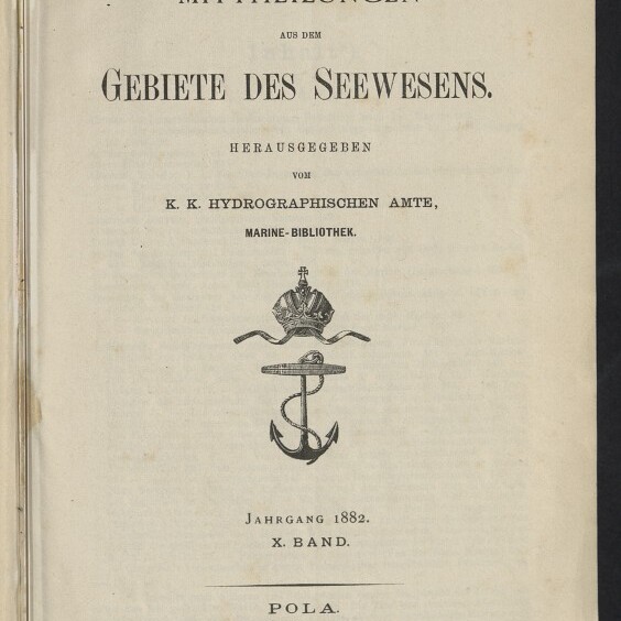 Titelblatt der Publikation „Mitteilungen aus dem Gebiete des Seewesens“ mit großem Emblem (Krone über Anker), Jahresangabe 1882, Orts- und Verlagsangabe Pola/Wien sowie Stempel des Internationalen Maritimen Museums Hamburg unten links.