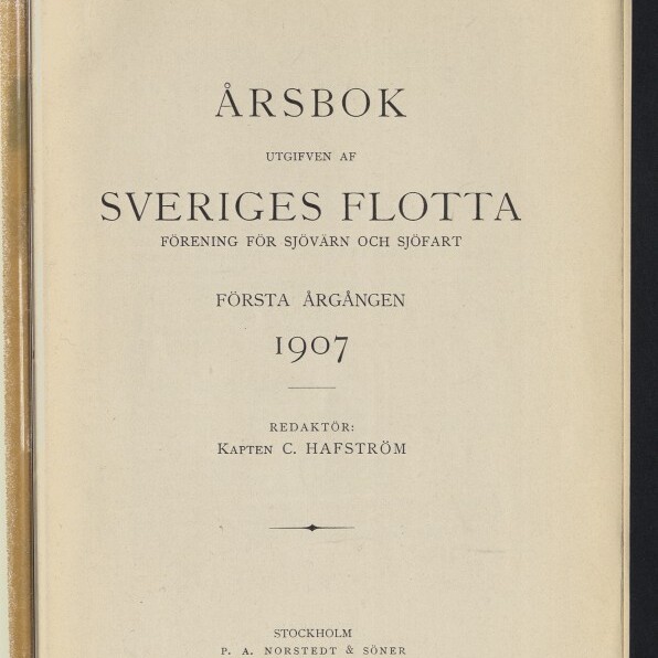 Titelblatt einer schwedischen Jahreschrift von 1907 mit der Überschrift Årsbok, herausgegeben von Sveriges Flotta (Förening för Sjövärn och Sjöfart), erste Jahrgång, Redaktör Kapten C. Hafström, Verlag Stockholm P. A. Norstedt & Söner und Stempel des Internationalen Maritimen Museums Hamburg.