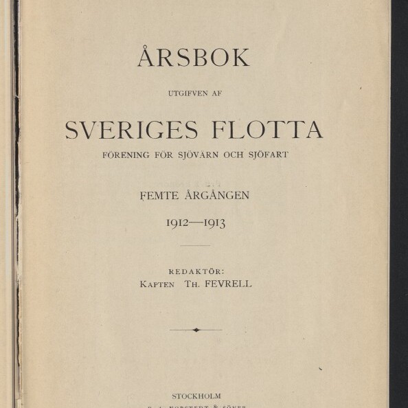 Titelblatt einer gebräunten Buchseite mit der großen Überschrift 'Årsbok', dem Titel 'Sveriges Flotta', Angabe 'Femte årgången 1912–1913', Herausgeber 'Kapten Th. Fevrell' und einem Stempel des Internationalen Maritimen Museums Hamburg unten links.