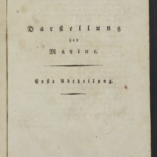Vergilbtes Titelblatt eines alten Buchs mit schwarzer Frakturschrift: ‚Darstellung der Marine‘, ein Trennstrich, darunter ‚Erste Abtheilung‘, leicht fleckiges Papier und unten links das Logo sowie der Schriftzug Internationales Maritimes Museum Hamburg.