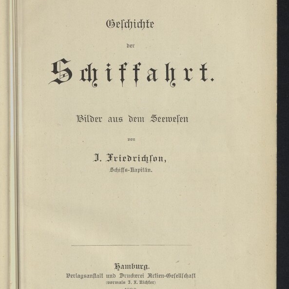 Titelblatt eines Buchs von 1890 auf vergilbtem Papier, mit dem in Frakturschrift gesetzten Titel „Geschichte der Schiffahrt.“, der Unterzeile „Bilder aus dem Seewesen“, der Autorangabe J. Friedrichson sowie Verlagsangaben und einem Stempel des Internationalen Maritimen Museums Hamburg in der unteren linken Ecke.