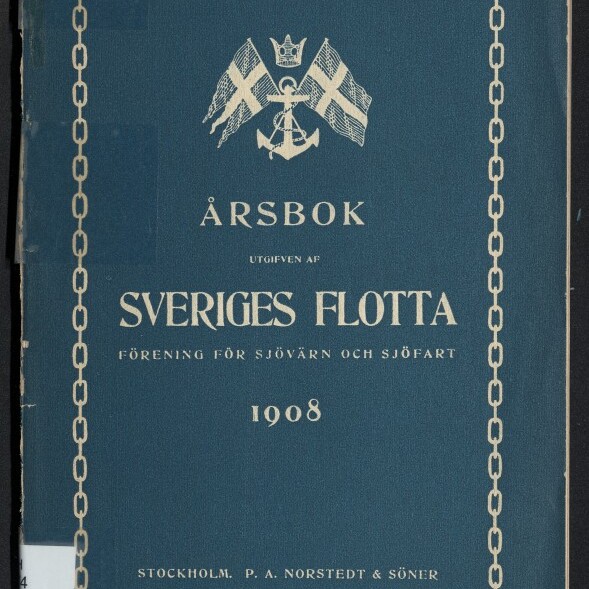 Blaues Buchcover der Jahrsschrift Årsbok der Sveriges Flotta von 1908 mit Kettenrahmen, Ankerwappen und zwei gekreuzten schwedischen Fahnen sowie Verlagsangabe unten.