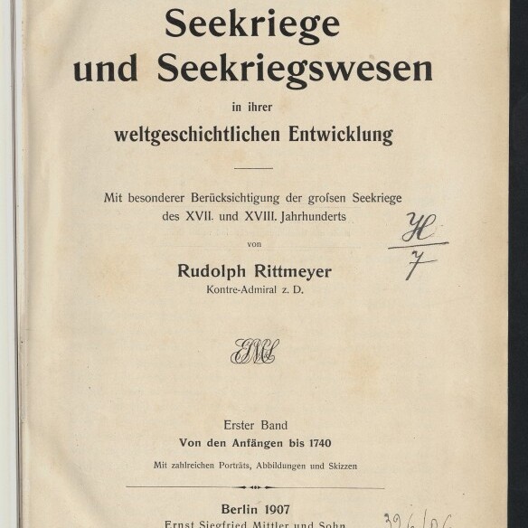 Titelseite eines deutschen Buches mit großem Titel 'Seekriege und Seekriegswesen in ihrer weltgeschichtlichen Entwicklung', Untertitel, Verlagsangabe Berlin 1907, handschriftlichen Notizen und Stempel des Internationalen Maritimen Museums Hamburg.