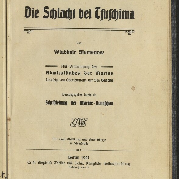 Titelblatt eines historischen Buchs mit großer Frakturschrift „Die Schlacht bei Tsushima“, darunter der Autor Wladimir Ssemenow, dekorative Linienornamente, Verlagsangaben Berlin 1907 (Ernst Siegfried Mittler und Sohn) und unten links Stempel/Logo des Internationalen Maritimen Museums Hamburg.