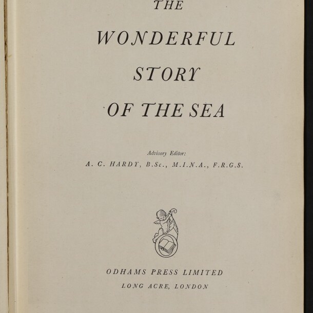 Titelseite eines Buchs mit dem groß gedruckten Titel 'The Wonderful Story of the Sea', darunter der Hinweis 'Advisory Editor: A. C. Hardy, B.Sc., M.I.N.A., F.R.G.S.', ein kleines Verlagswappen, der Verlegervermerk 'Odhams Press Limited, Long Acre, London' und ein Stempel 'Internationales Maritimes Museum Hamburg' in der linken unteren Ecke.