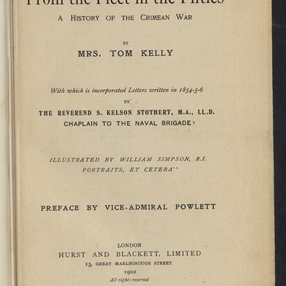 Titelblatt des Buchs From the Fleet in the Fifties: A History of the Crimean War von Mrs. Tom Kelly mit Hinweis auf Reverend S. Kelson Stothert, Illustrationen von William Simpson, Vorwort von Vice‑Admiral Powlett, Verlag Hurst and Blackett, London 1902 sowie Stempel des Internationalen Maritimen Museums Hamburg.