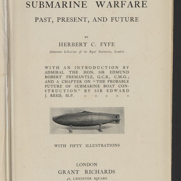 Titelblatt eines Buches mit der großen Überschrift „SUBMARINE WARFARE — PAST, PRESENT, AND FUTURE“, dem Autorennamen, einer kleinen Zeichnung eines U-Boots, Verlagsangaben (London, Grant Richards, 1902) und dem Stempel des Internationalen Maritimen Museums Hamburg.