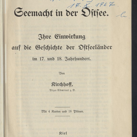 Titelblatt eines historischen Buchs mit schwarzer Frakturschrift „Seemacht in der Ostsee. Ihre Einwirkung auf die Geschichte der Ostseeländer im 17. und 18. Jahrhundert“, Angabe des Verfassers „Kirchhoff, Vize-Admiral z. D.“, Verlagsangabe „Kiel, Verlag von Robert Cordes 1907“, oben rechts handschriftliche Widmung in blauer Tinte, oben links Bleistift- bzw. Stempelnotizen und unten links Stempel und Logo des Internationalen Maritimen Museums Hamburg.