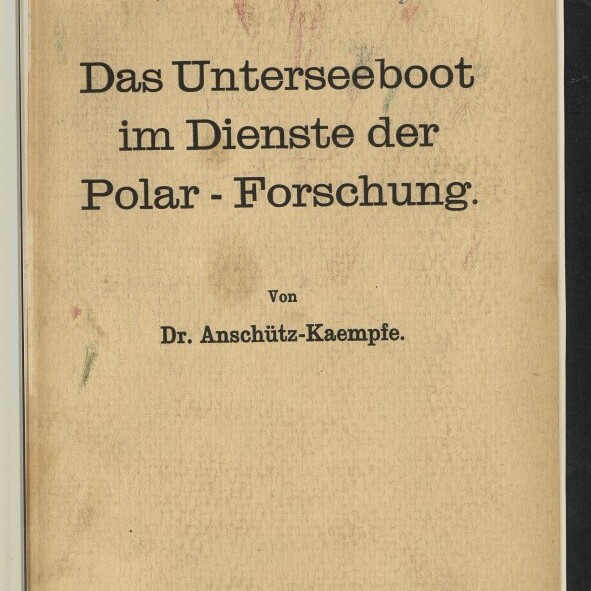 Titelblatt eines alten Buchs mit dem großen Schriftzug „Das Unterseeboot im Dienste der Polar‑Forschung“, Autorangabe „Dr. Anschütz‑Kaempfe“, handschriftliche Signatur oben rechts und Logo des Internationalen Maritimen Museums Hamburg unten links.