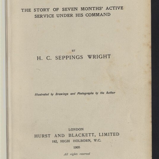 Titelseite eines alten Buches mit großem Titel «WITH TOGO», dem Untertitel „The Story of Seven Months' Active Service Under His Command“, Autorangabe H. C. Seppings Wright, Verlagsangaben London Hurst and Blackett 1905 und einem Stempel/Logo des Internationalen Maritimen Museums Hamburg unten links.