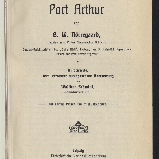 Titelblatt eines Buches mit der Überschrift „Die Belagerung von Port Arthur“, Autoren- und Übersetzerangaben, Verlagshinweis Leipzig (Dieterich'sche Verlagsbuchhandlung, 1906), Stempel „G. v. Schaewen.“ oben rechts und Museumslogo unten links.