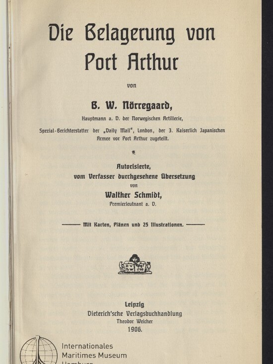 Titelblatt eines Buches mit der Überschrift „Die Belagerung von Port Arthur“, Autoren- und Übersetzerangaben, Verlagshinweis Leipzig (Dieterich'sche Verlagsbuchhandlung, 1906), Stempel „G. v. Schaewen.“ oben rechts und Museumslogo unten links.