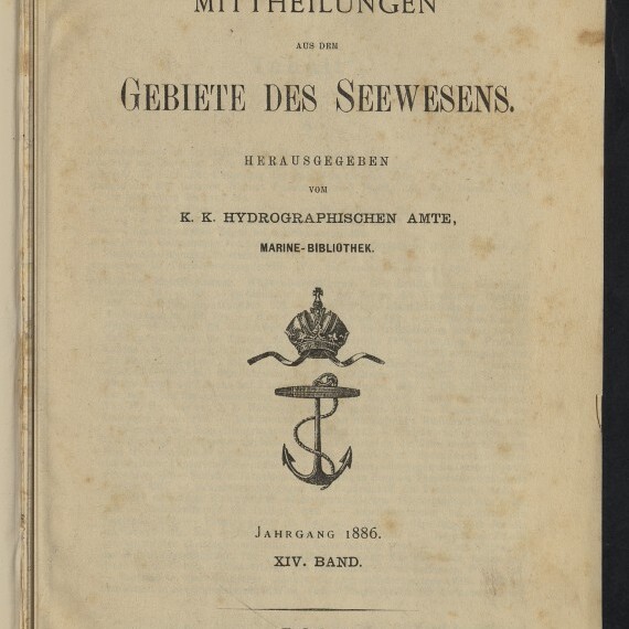 Titelseite einer deutschen nautischen Publikation von 1886 mit dem Titel Mittheilungen aus dem Gebiete des Seewesens, Herausgeber K. K. Hydrographisches Amte, einem Kronen‑und‑Anker‑Emblem in der Mitte und dem Stempel des Internationalen Maritimen Museums Hamburg.