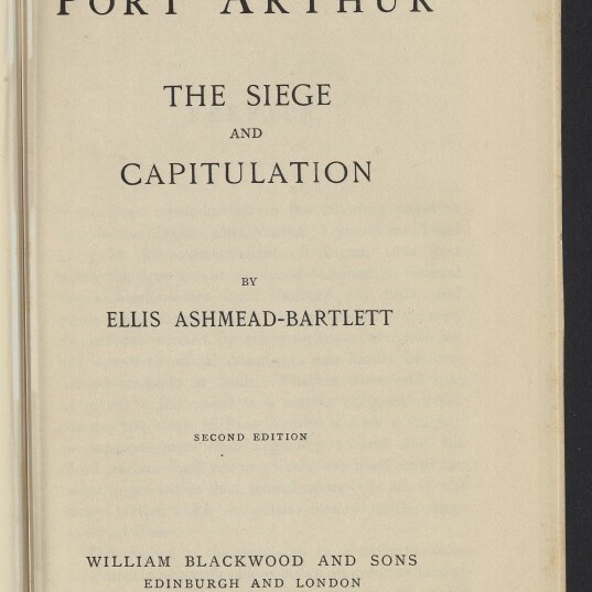 Titelseite eines alten Buches auf cremefarbenem Papier mit der Überschrift „Port Arthur“, dem Untertitel „The Siege and Capitulation“, dem Autorennamen Ellis Ashmead-Bartlett, dem Hinweis „Second Edition“, Verlagsangaben „William Blackwood and Sons, Edinburgh and London, MCMVI“ und einem Internationales Maritimes Museum Hamburg-Logo unten links.
