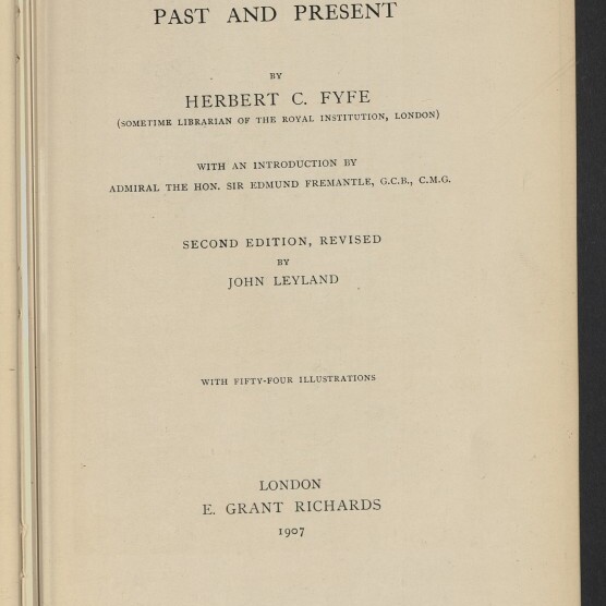 Titelblatt eines Buches mit der großen Überschrift „SUBMARINE WARFARE PAST AND PRESENT“, Autor Herbert C. Fyfe, Hinweis auf Einführung von Admiral Sir Edmund Fremantle, zweite überarbeitete Auflage von John Leyland, Verlag E. Grant Richards 1907 und Stempel des Internationalen Maritimen Museums Hamburg