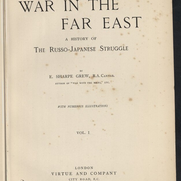 Titelblatt eines alten Buchs mit großem Schriftzug „War in the Far East – A History of the Russo-Japanese Struggle“, Autor E. Sharpe Grew, Verlagsangabe „Virtue and Company, London“, Vol. I, zahlreiche braune Altersflecken und Stempel des Internationalen Maritimen Museums Hamburg mit handschriftlicher Jahresangabe [1905].