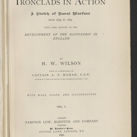 Vorderes Titelblatt des Buches „Ironclads in Action“ von H. W. Wilson (1896) mit großem Titel, Untertiteln zur Entwicklung der Schlachtschiffe, Verlagsangaben von Sampson Low, Marston and Company und dem Logo des Internationalen Maritimen Museums Hamburg unten links.