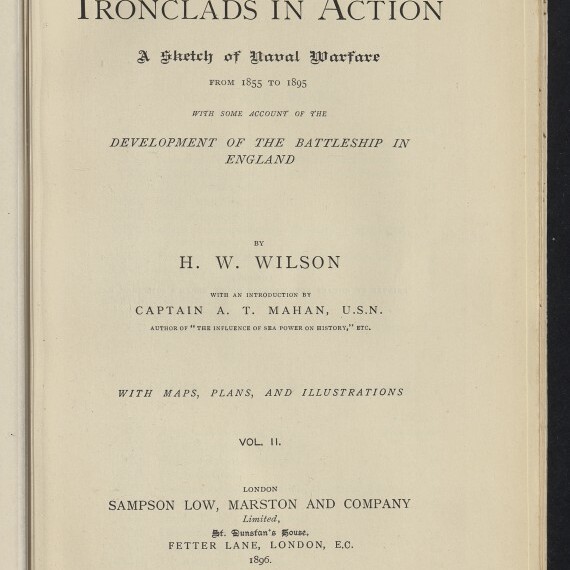 Titelblatt des Buches Ironclads in Action von H. W. Wilson, zentriert gedruckt mit dem Untertitel A Sketch of Naval Warfare from 1855 to 1895, Verlag Sampson Low, Marston and Company, London 1896 (Vol. II) auf cremefarbenem Papier, unten links Stempel und Logo des Internationalen Maritimen Museums Hamburg.