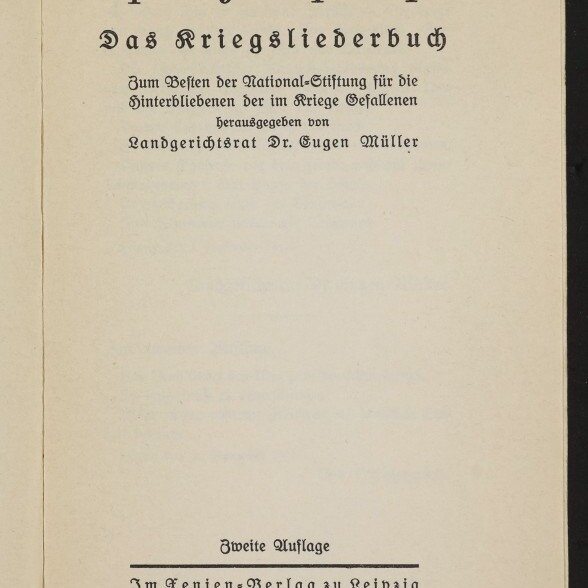 Titelblatt eines Buches von 1914 mit dem in Frakturschrift gedruckten Titel Das Kriegsliederbuch, einem Untertitel zugunsten der National-Stiftung für die Hinterbliebenen der im Kriege Gefallenen, Herausgeberangabe und Verlagsvermerk Im Xenien-Verlag zu Leipzig sowie einem Stempel des Internationalen Maritimen Museums Hamburg.