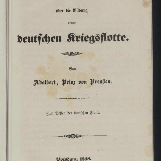 Titelblatt einer gealterten Broschüre von 1848 mit schwarzer Frakturschrift: „Denkschrift über die Bildung einer deutschen Kriegsflotte“ von Adalbert, Prinz von Preußen, mit Verlagsangaben, braunen Stockflecken und dem Logo des Internationalen Maritimen Museums Hamburg.