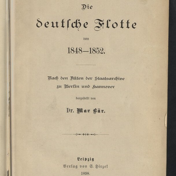 Titelseite eines historischen Buches mit dem gotisch gesetzten Titel „Die deutsche Flotte von 1848–1852“, darunter Verfasserangabe Dr. Max Bär, Erscheinungsort Leipzig, Verlag S. Hirzel 1898 und links unten Stempel des Internationalen Maritimen Museums Hamburg.