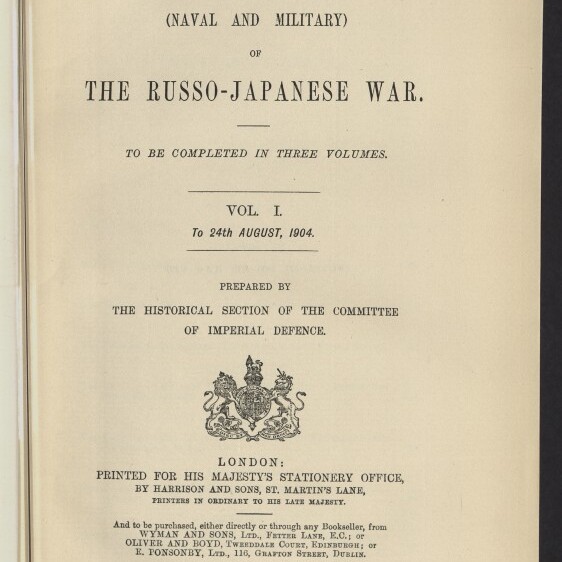 Titelblatt eines Buches mit der Überschrift „Official History (Naval and Military) of the Russo-Japanese War“, Untertitel und Angabe „Vol. I — To 24th August, 1904“, mittigem königlichem Wappen, Verlags- und Druckangaben (London, 1910) sowie Stempel des Internationalen Maritimen Museums Hamburg unten links.