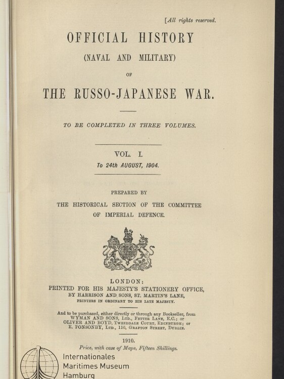 Titelblatt eines Buches mit der Überschrift „Official History (Naval and Military) of the Russo-Japanese War“, Untertitel und Angabe „Vol. I — To 24th August, 1904“, mittigem königlichem Wappen, Verlags- und Druckangaben (London, 1910) sowie Stempel des Internationalen Maritimen Museums Hamburg unten links.