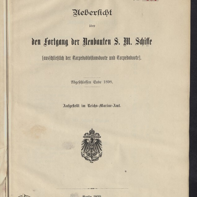 Titelseite eines Berichts (Berlin 1899) auf vergilbtem Papier: oben ein „Vertraulich“-Etikett und rote Aktennummer ‚Nr. 262‘, große gotische Überschrift „Uebersicht über den Fortgang der Neubauten S. M. Schiffe“, mittig das kaiserliche Reichswappen und unten links das Logo des Internationalen Maritimen Museums Hamburg.